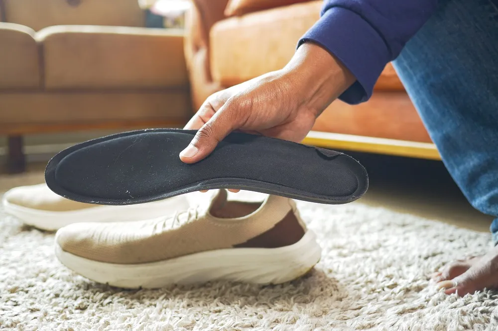 What are the best shoes designed for flat feet recommended by foot specialists?